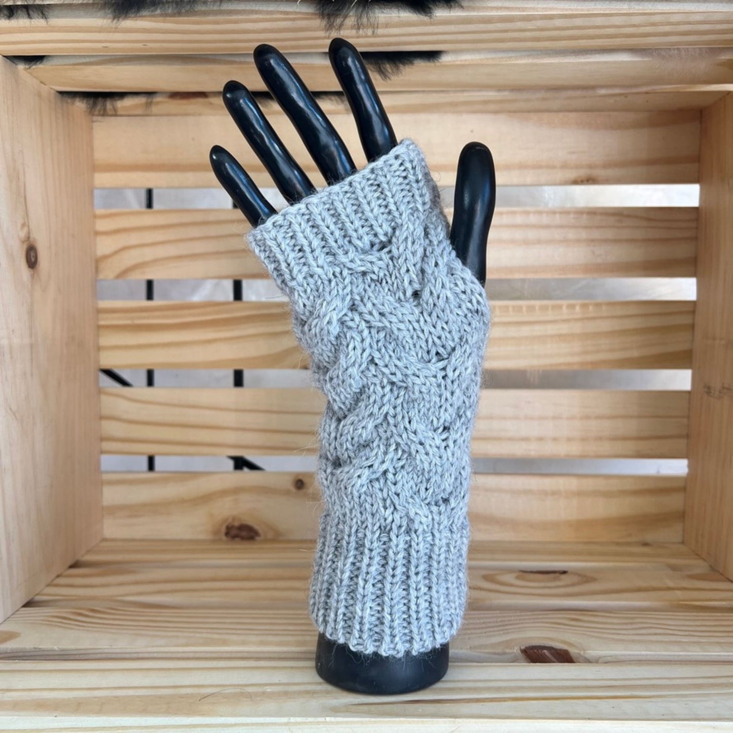 Cable knit texting gloves