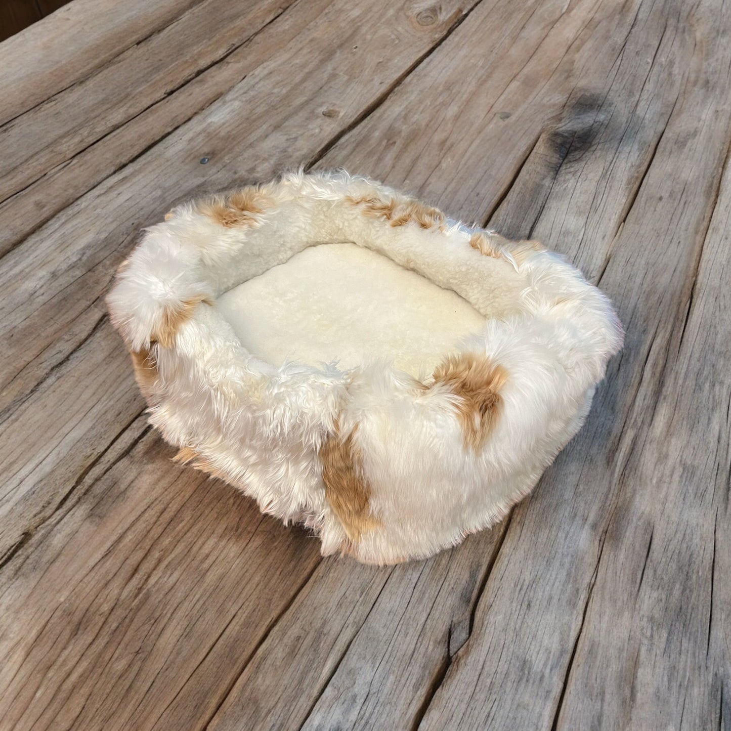 Luxury Dog Bed (Beige and White 1)